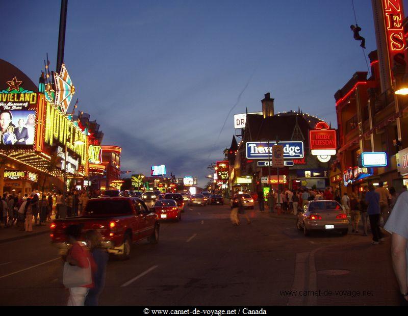 carnetdevoyage_canada_niagarafalls_chutesduniagara_niagaraatnight_niagaralanuit