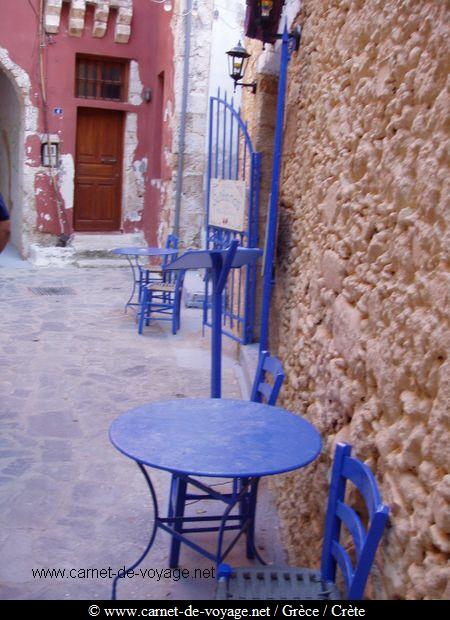 crte_kriti_crete petite rue typique du bleu