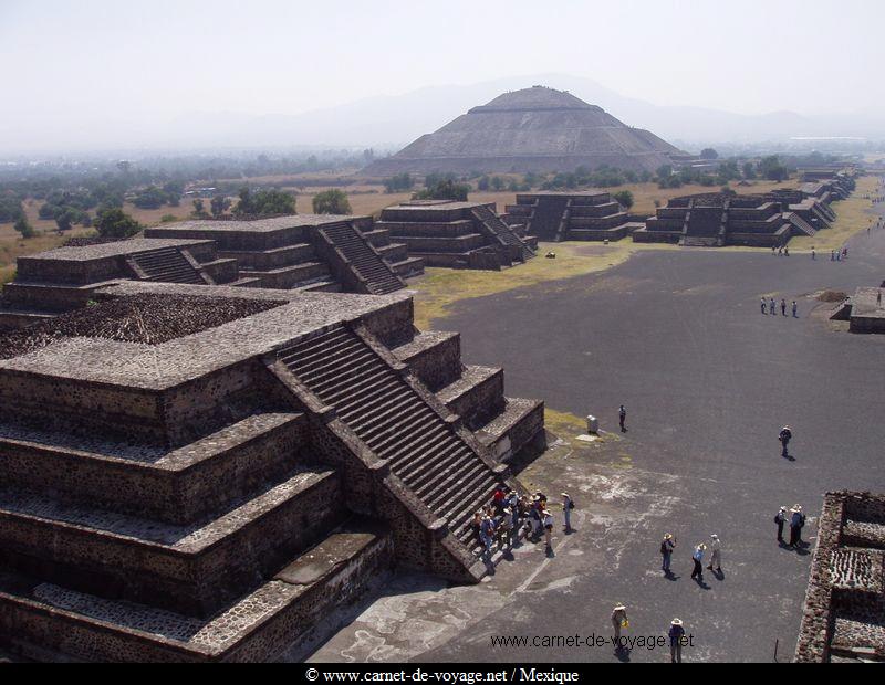 Teotihuacan vue sur la pyramide du soleil tehotihuacan site archéologique pré-colombien mexique