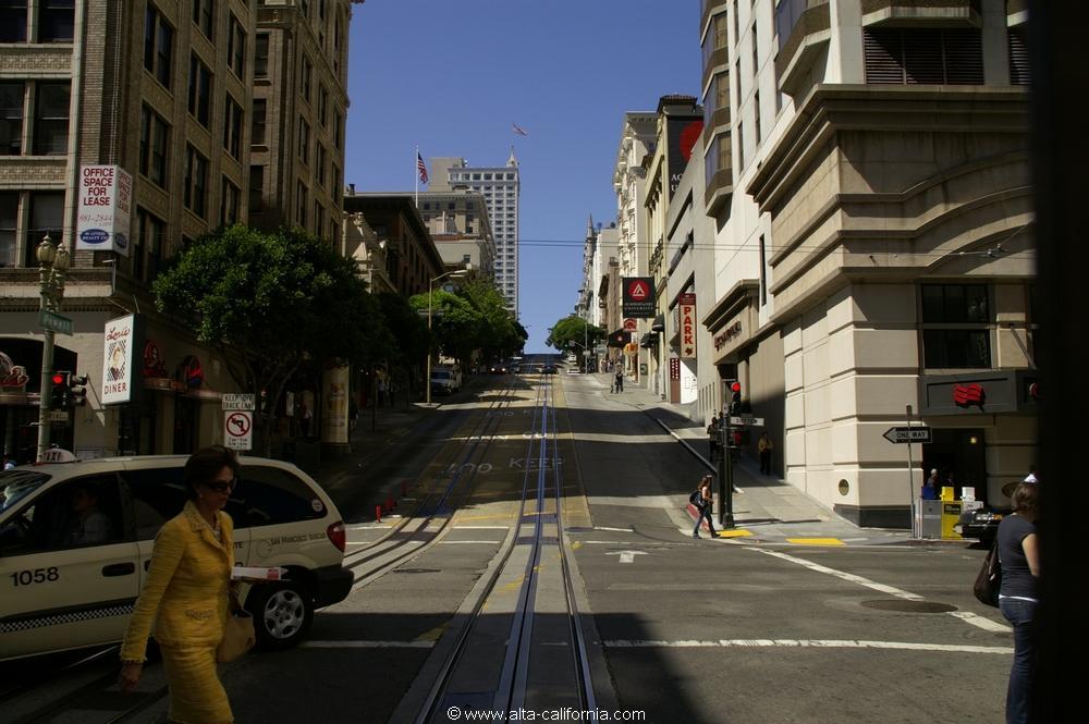 california_californie_sanfrancisco_leportdesanfrancisco_financialdistrict_ruesenpente_bumpystreets